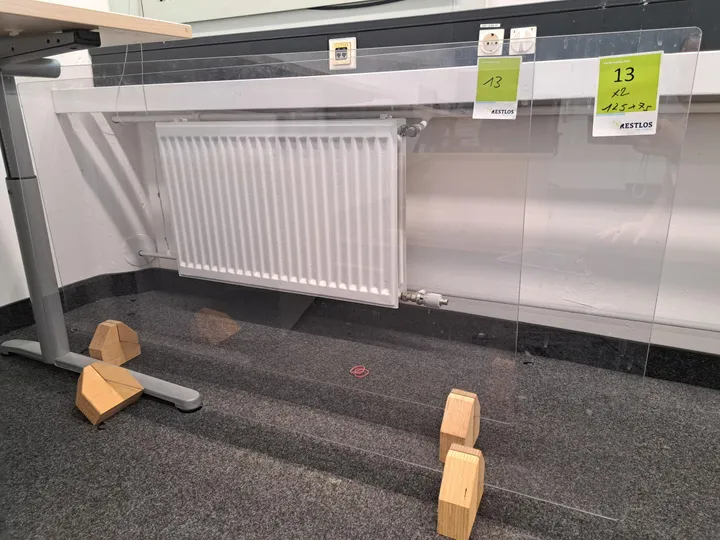 2x Plexiglastrennwand mit Standfüßen Maße in cm ca.: 125 x 75
